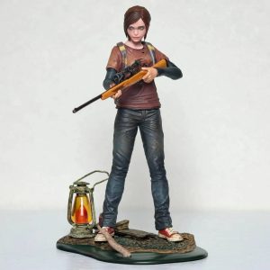 Ellie de The Last of Us em pé com o rifle, sobre a base com lanterna