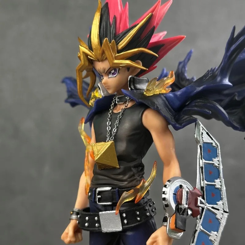 Detalhe da estátua do Yugi Muto, Yu-Gi-Oh!, com jaqueta preta, correntes, pirâmide dourada e disco de duelo