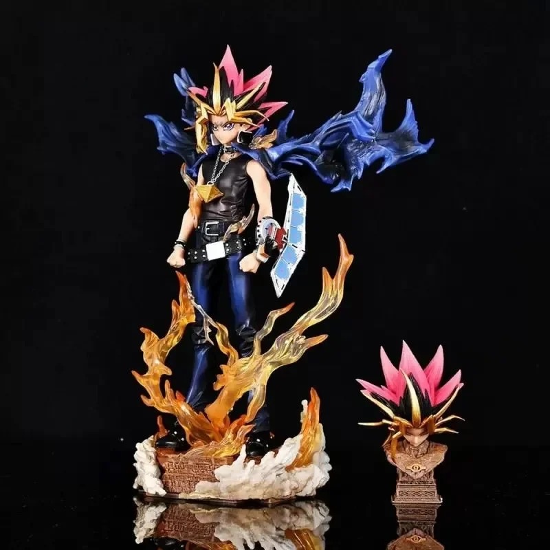 Yugi Muto de Yu-Gi-Oh! em fundo preto, com a cabeça extra num pequeno pedestal