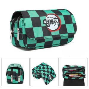 Estojo xadrez verde e preto do haori do Tanjiro, com emblema de Demon Slayer e compartimentos