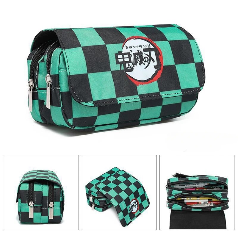 Estojo xadrez verde e preto do haori do Tanjiro, com emblema de Demon Slayer e compartimentos