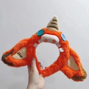 Faixa de pelúcia laranja do Bokoblin, de Zelda, com chifre claro e botões azuis, na mão