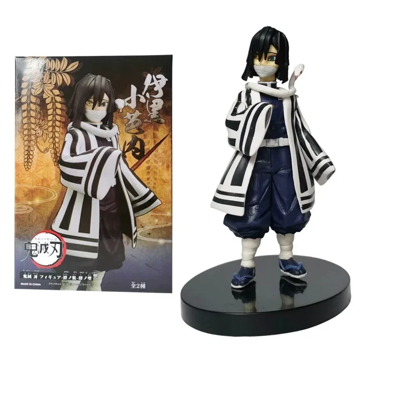 Obanai Iguro de Demon Slayer, com haori listrado em preto e branco, e sua caixa