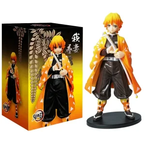 Zenitsu em figure, Demon Slayer, de haori amarelo e laranja, posando junto da caixa