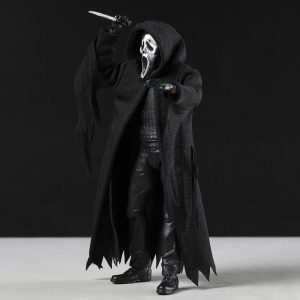 Figure do Ghostface, de Pânico, de frente, com manto preto rasgado e máscara branca