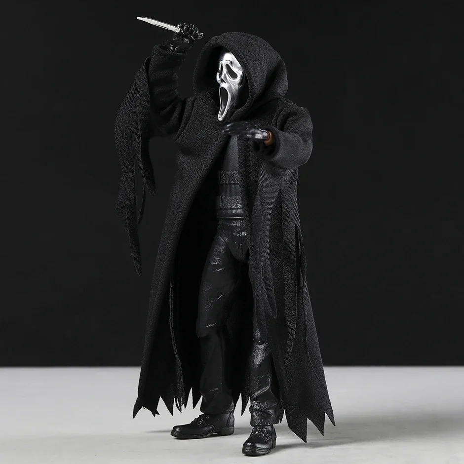 Figure do Ghostface, de Pânico, de frente, com manto preto rasgado e máscara branca