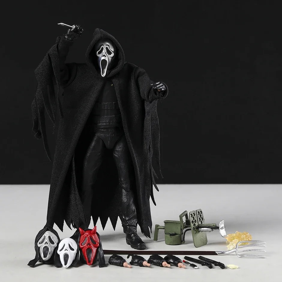 Ghostface, de Pânico, com a faca erguida, na figure articulada de 18 cm, junto de máscaras e acessórios