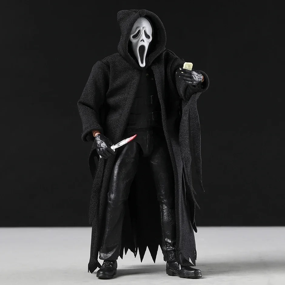 Figure do Ghostface empunhando uma faca, com manto de tecido preto e máscara branca