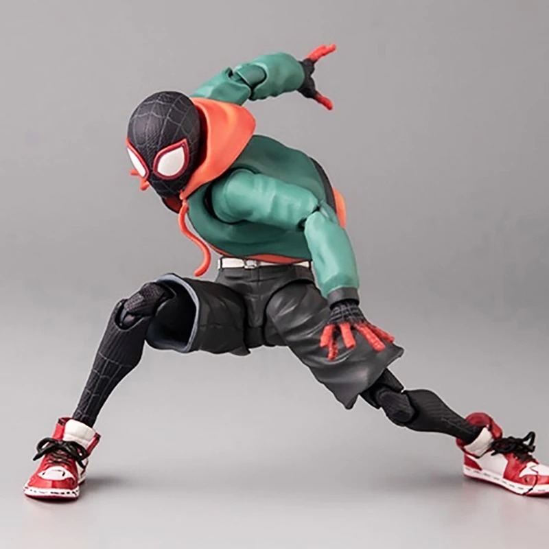 Miles Morales articulado em pose de ação, jaqueta verde e capuz laranja, No Aranhaverso