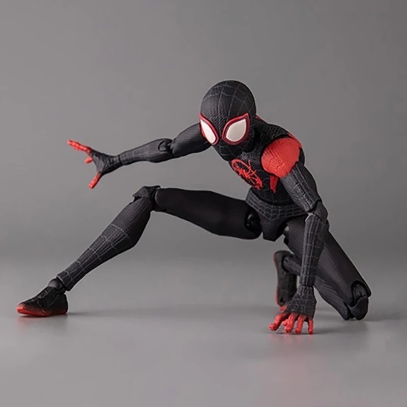 Figure do Miles Morales agachado como aranha, de uniforme preto, em Homem-Aranha: No Aranhaverso
