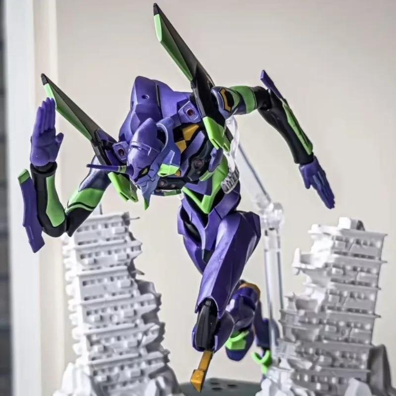 Evangelion Unidade 01 montado com blocos, em pose de ataque sobre prédios