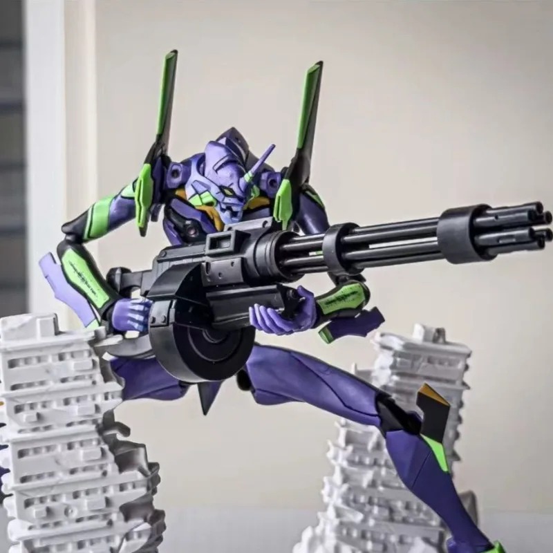 Evangelion Unidade 01 de blocos empunhando uma arma grande sobre cenário de cidade