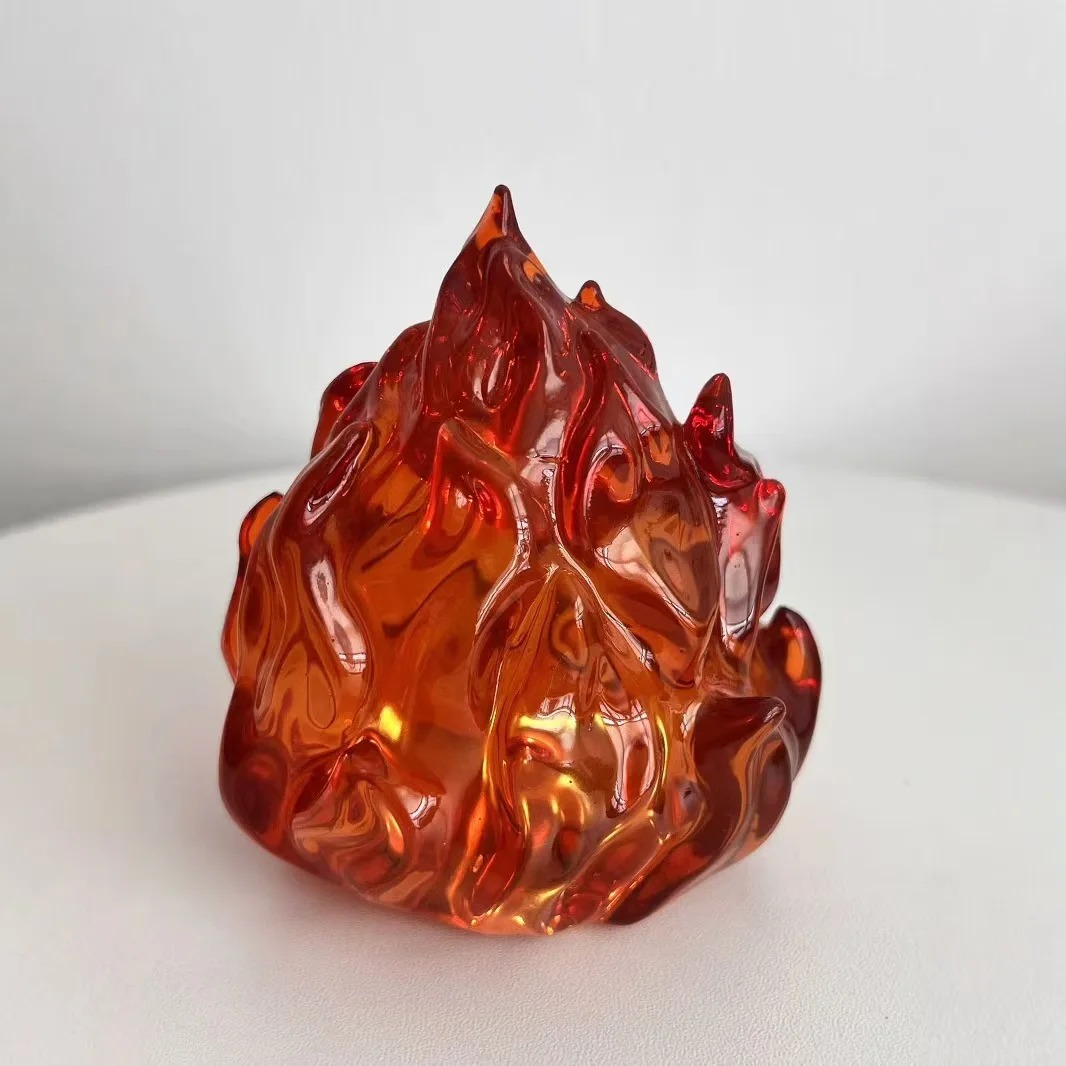Figure do Calcifer, de O Castelo Animado, em ângulo que mostra a chama translúcida inteira