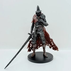 Figure de cavaleiro estilo Elden Ring e Dark Souls, de chapéu pontudo, armadura escura e capa vermelha