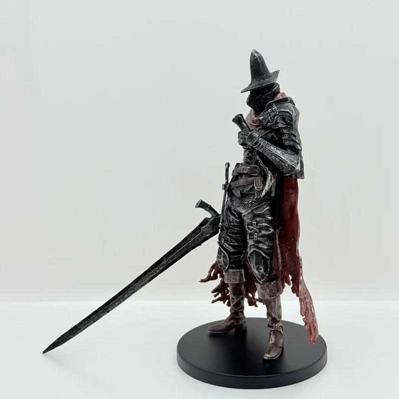 Figure de cavaleiro estilo Dark Souls, de lado, com espada longa apoiada na base preta