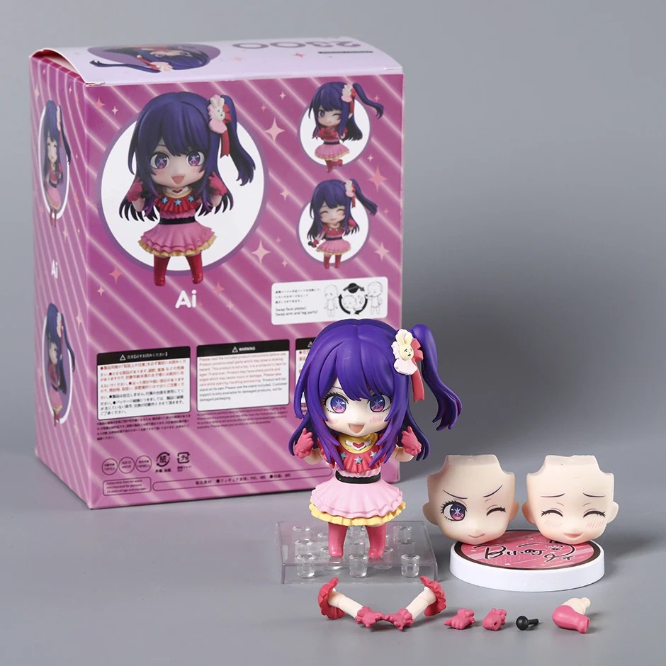 Figure da Ai Hoshino, de Oshi no Ko, junto da caixa ilustrada, rostos extras e acessórios