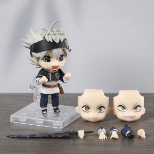 Figure chibi do Asta, de Black Clover, com faces extras, mãos e espada preta, sobre base transparente