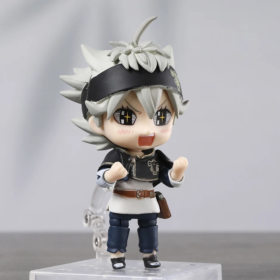 Figure chibi do Asta, de Black Clover, de frente, com faixa preta e boca aberta, sobre base transparente