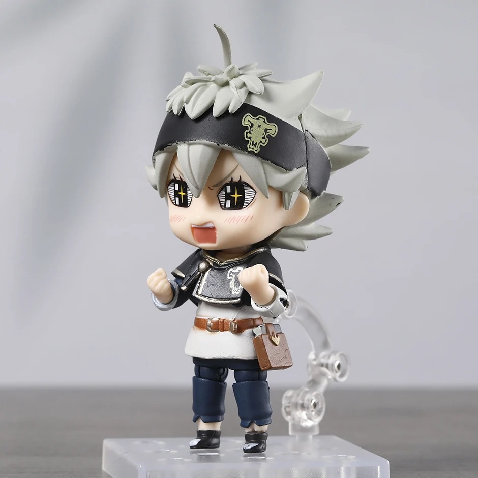 Figure do Asta, de Black Clover, em três quartos, com a roupa do Touro Negro e a bolsa na cintura