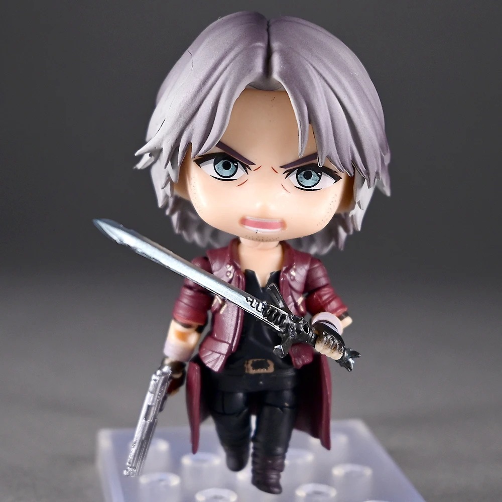 Dante chibi de casaco vermelho com a espada em punho, figure de Devil May Cry 5