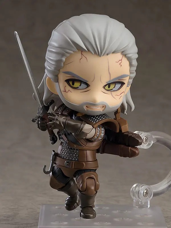 Geralt de Rívia, de The Witcher, em pose de ataque com a espada, em versão chibi de 10 cm