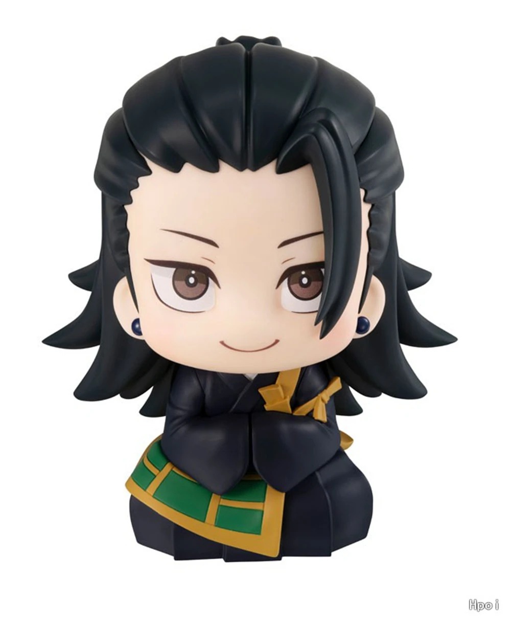 Figure chibi do Suguru Geto, de Jujutsu Kaisen, sentado de braços cruzados, de frente