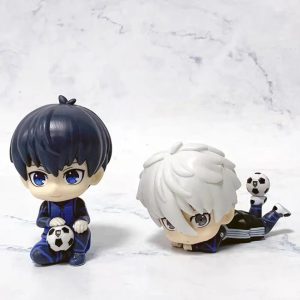 Figures chibi de Blue Lock: Isagi Yoichi sentado com a bola e Nagi Seishiro deitado, sobre fundo de mármore