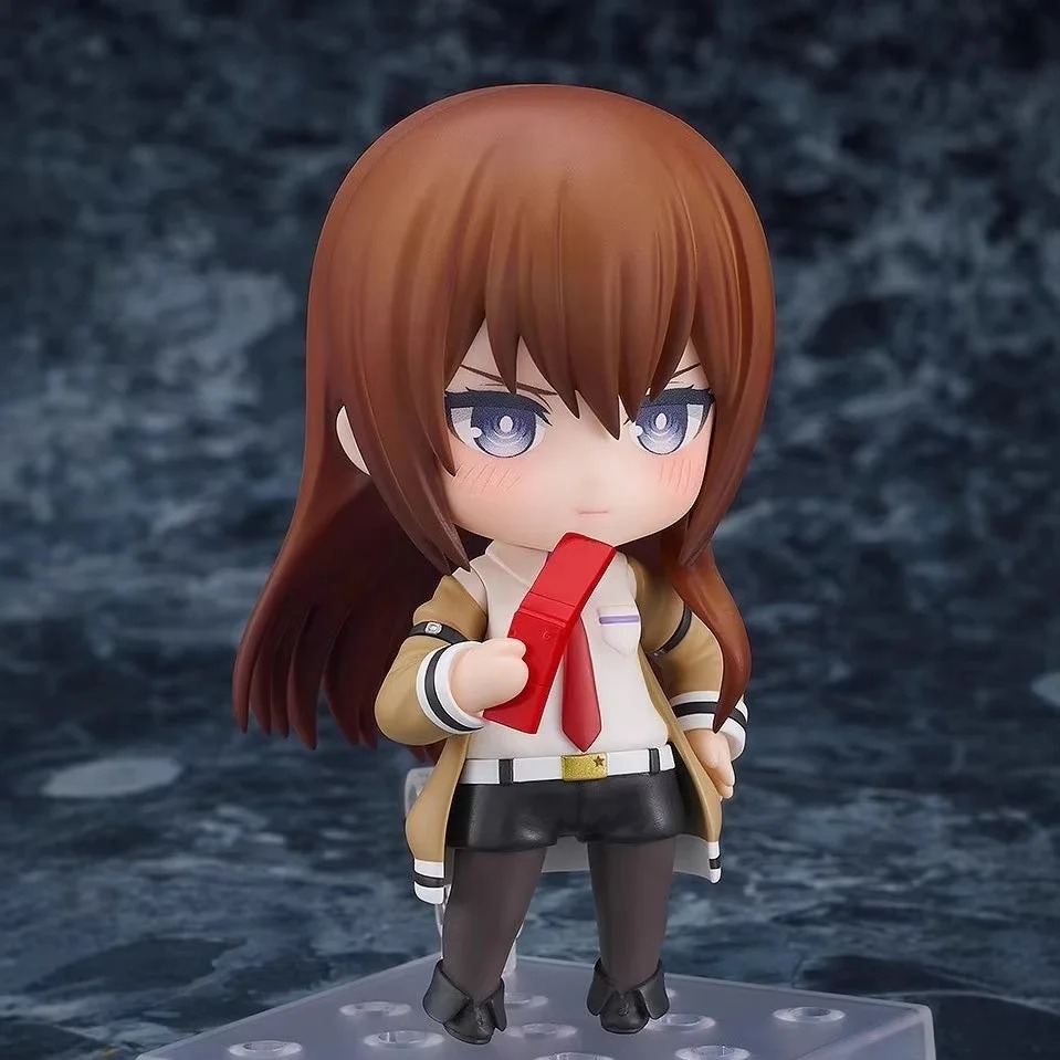 Figure chibi da Kurisu Makise, de Steins;Gate, de jaleco bege e gravata vermelha, com o celular na mão