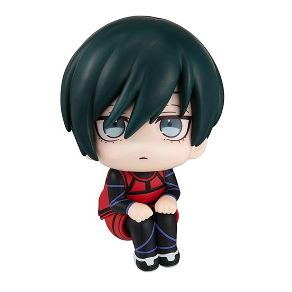 Rin Itoshi chibi de Blue Lock sentado de uniforme preto e vermelho, visto de frente