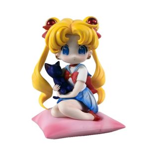 Figure chibi da Sailor Moon sentada numa almofada rosa, com a gata Luna no colo