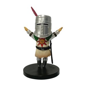 Solaire de Astora, de Dark Souls, em figure chibi com elmo prateado e braços abertos sobre base preta