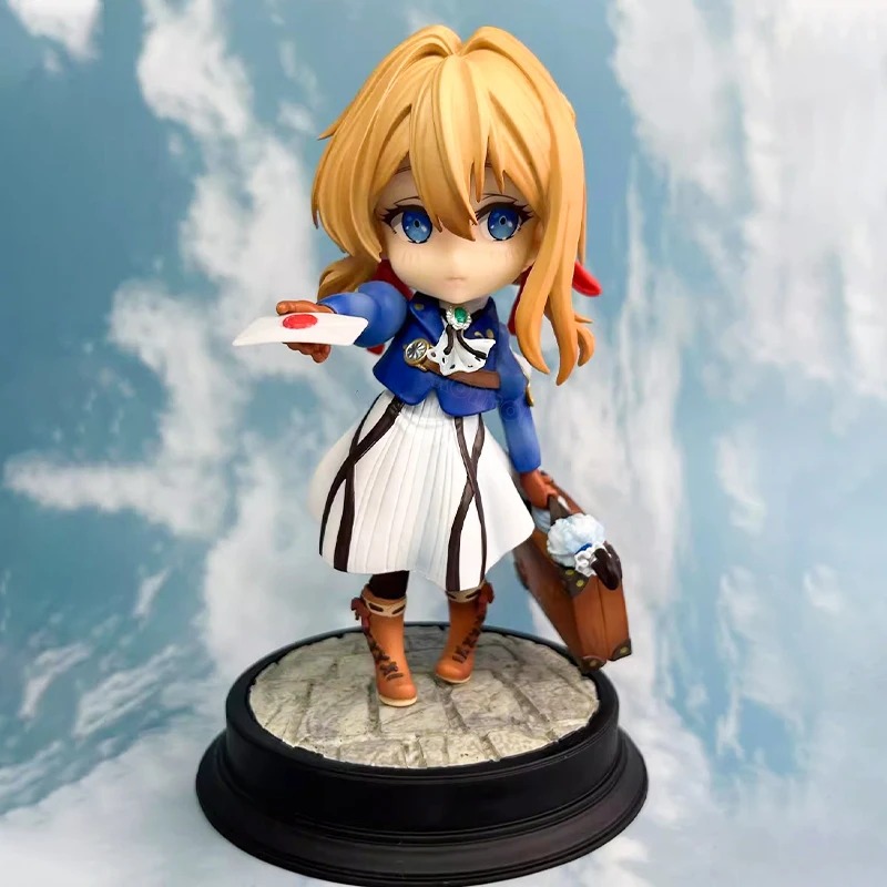 Figure chibi da Violet Evergarden com carta na mão e maleta, sobre base redonda