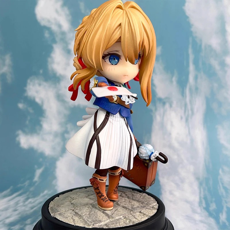 Figure da Violet Evergarden em três quartos, de vestido branco, casaco azul e laço vermelho