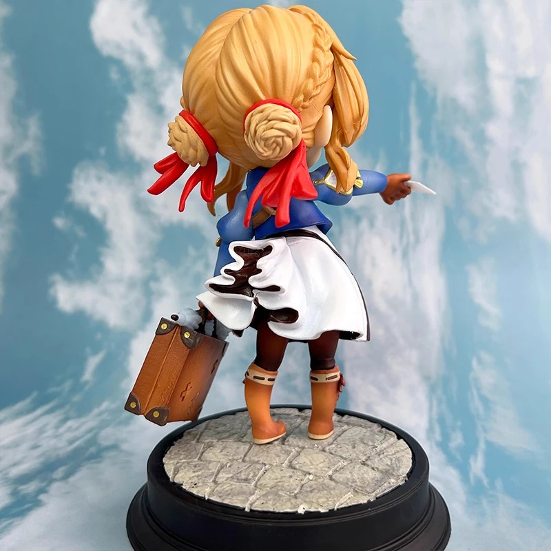 Costas da figure da Violet Evergarden, com o penteado trançado, o laço vermelho e a maleta marrom