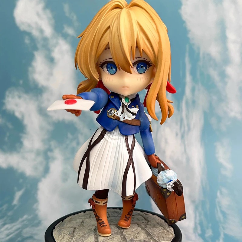 Close da figure da Violet Evergarden, de cabelo loiro, olhos azuis e carta estendida