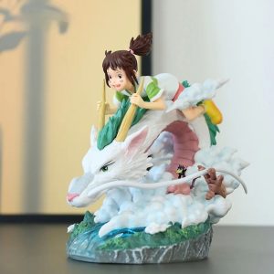 Chihiro montada no dragão branco Haku sobre nuvens e ondas, figure de A Viagem de Chihiro