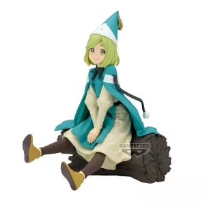 Figure da Coco, de Witch Hat Atelier, sentada num tronco, de capa verde e chapéu
