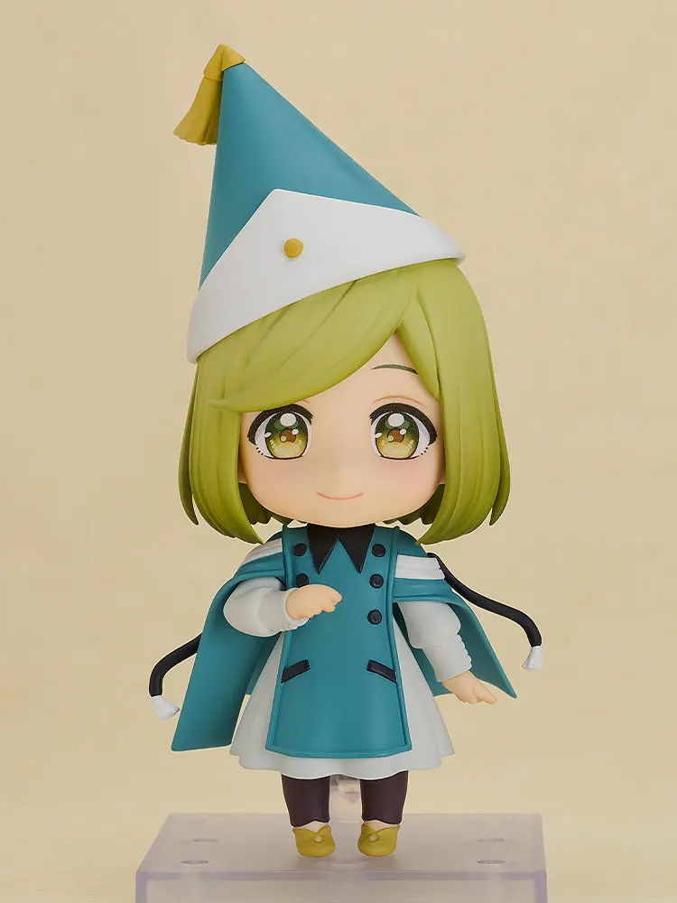 Figure da Coco, de Witch Hat Atelier, com chapéu pontudo e capa verde-azulada