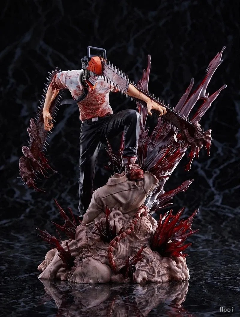 Estátua do Denji, de Chainsaw Man, em outro ângulo, com a motosserra na cabeça e a base vermelha