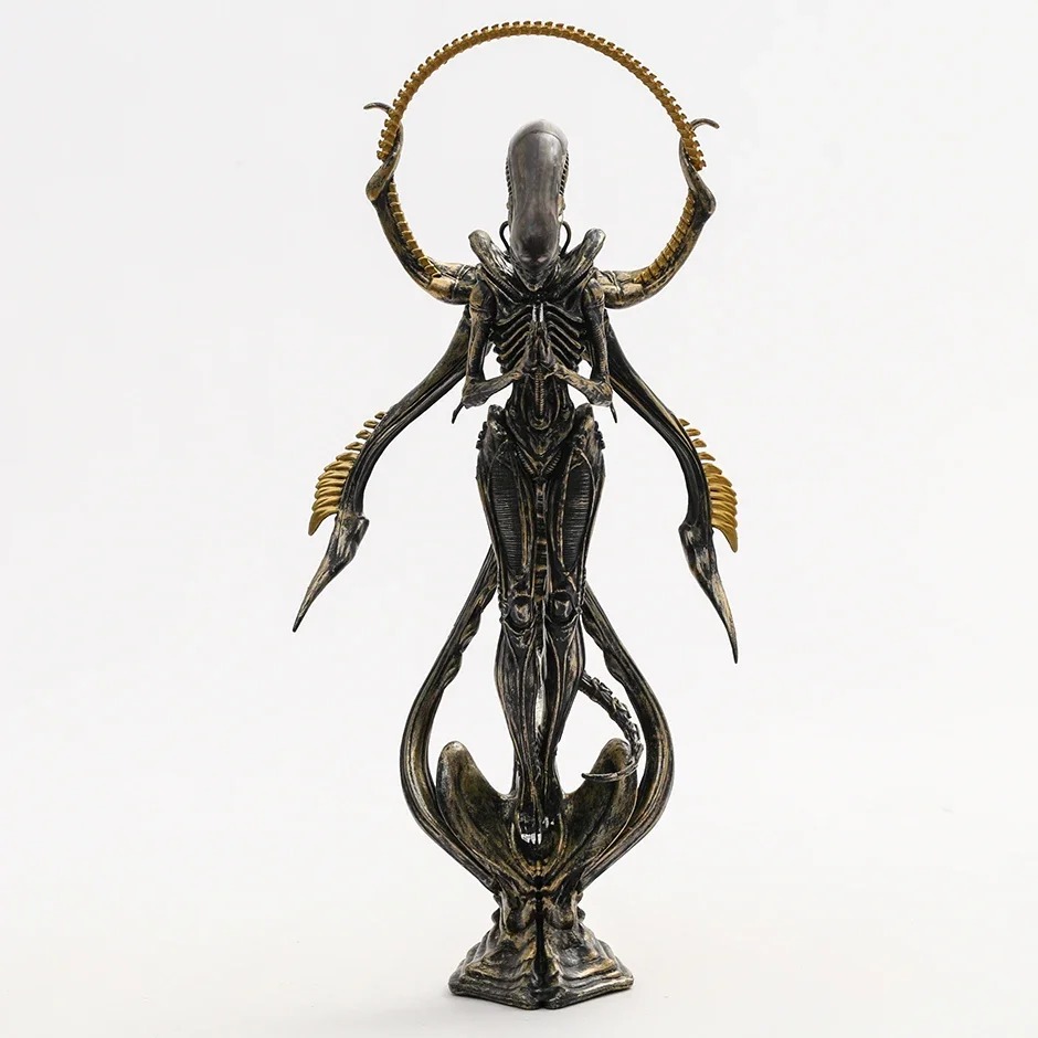 Estátua do Xenomorfo, de Alien, de frente, com a cauda em arco e detalhes dourados sobre a base
