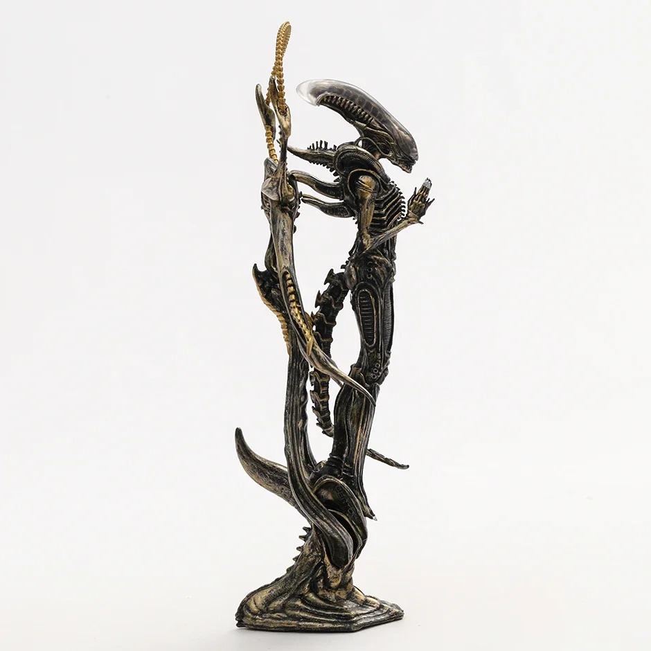 Lateral do Xenomorfo de Alien, em pé na base escura da estátua de 28 cm