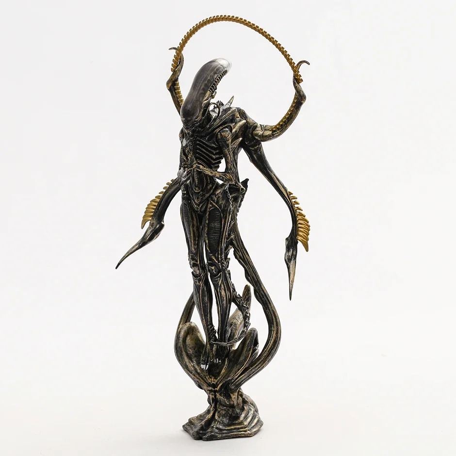 Estátua do Xenomorfo, de Alien, em outro ângulo, com o acabamento escuro e a cauda