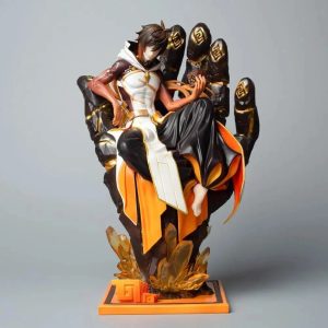 Estátua do Zhongli, de Genshin Impact, sentado numa mão de pedra sobre base laranja