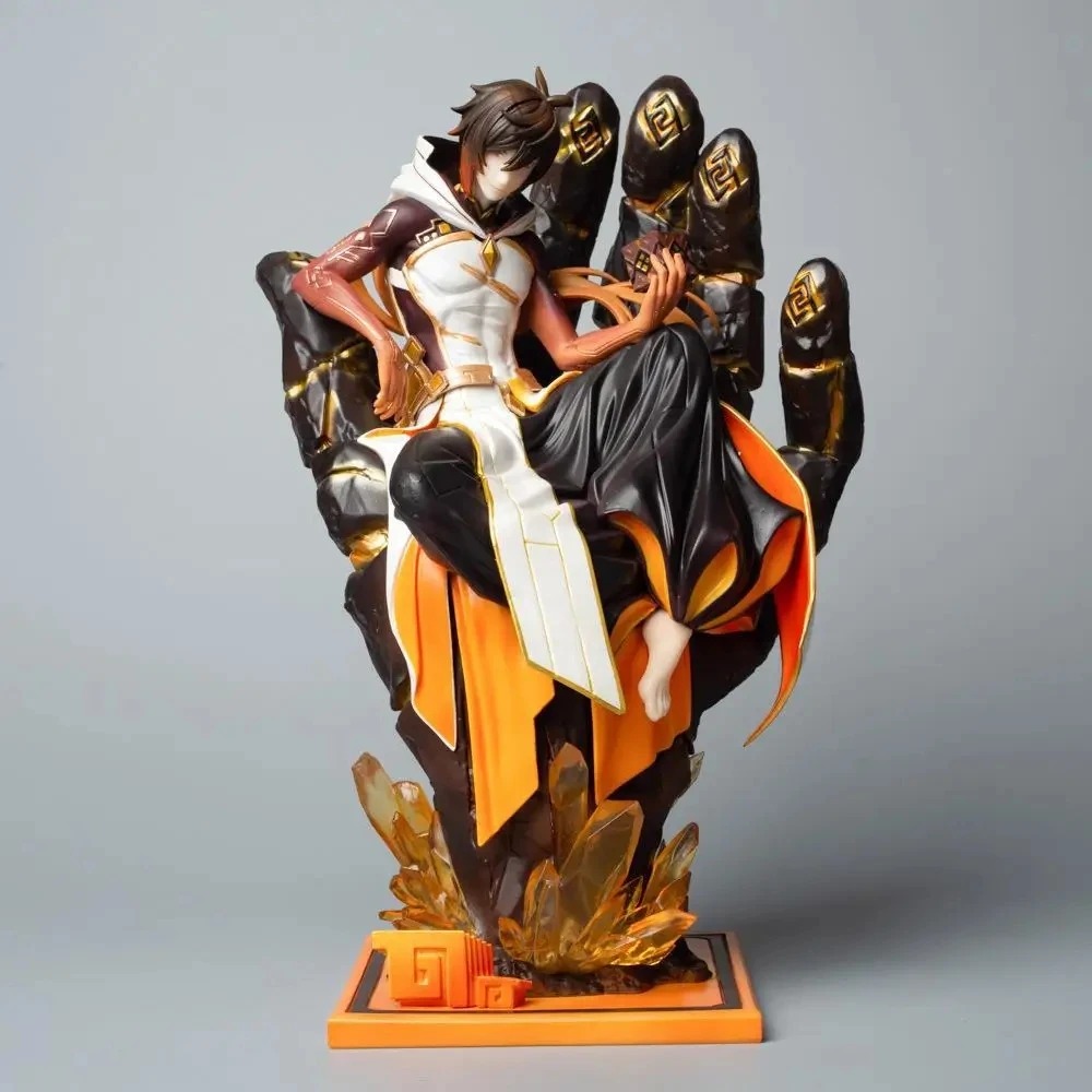 Estátua do Zhongli, de Genshin Impact, sentado numa mão de pedra sobre base laranja