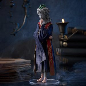 Figure da Feiticeira Sellen, de Elden Ring, de túnica azul e máscara de pedra sobre fundo de livros