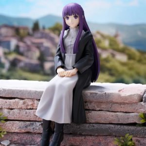 Figure da Fern sentada, de cabelo roxo e manto escuro, de Frieren