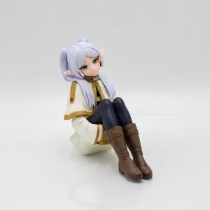 Figure sentada da Frieren, de Frieren e a Jornada para o Além, com capa branca e botas