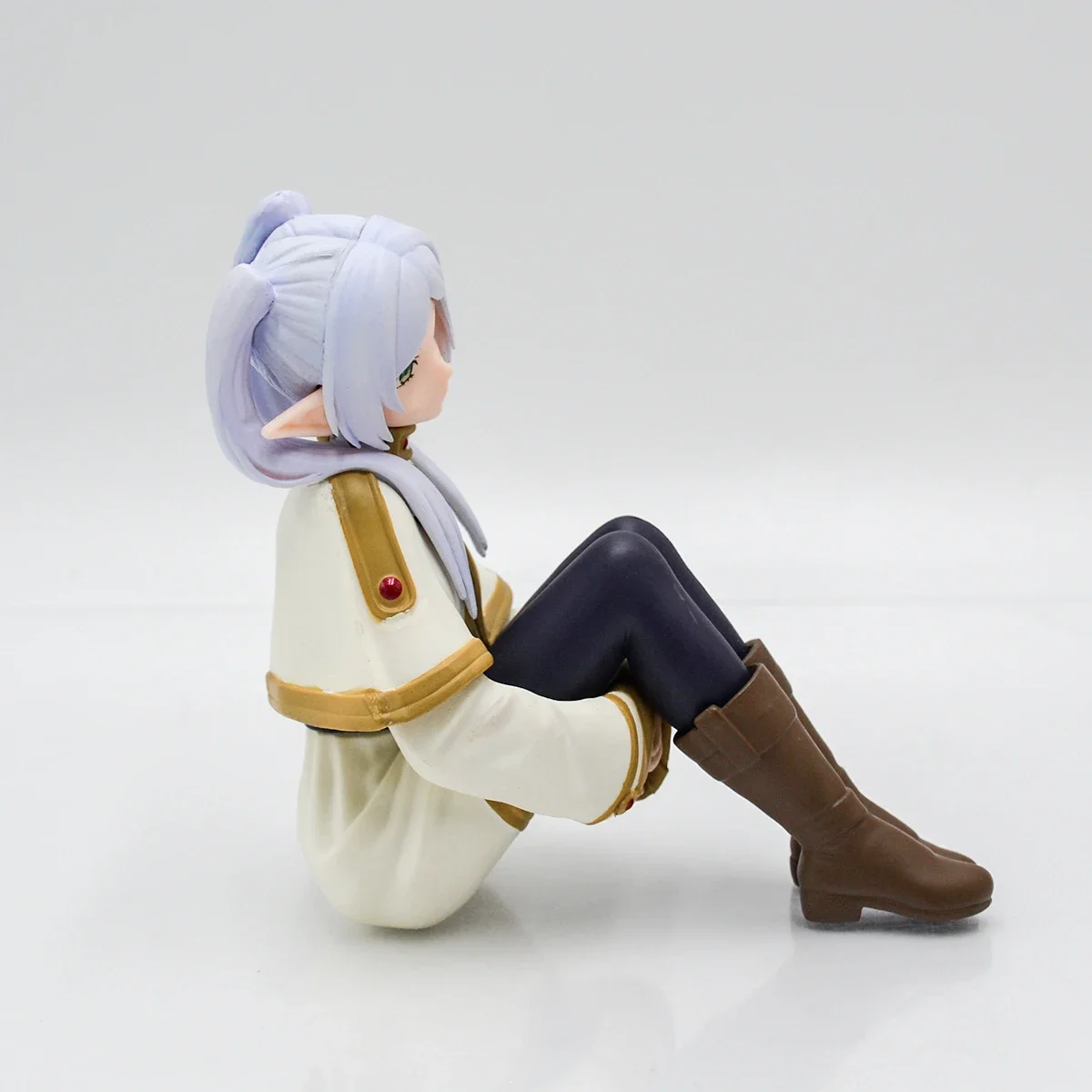 Figure da Frieren sentada: foto 3