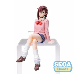 Momo Ayase sentada, de Dandadan, com suéter rosa e meias brancas