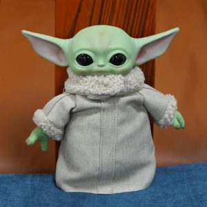 Grogu, de The Mandalorian, em figure de orelhas abertas, túnica de tecido e gola felpuda